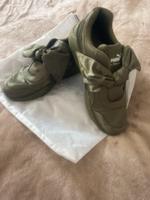 Puma Sneaker in olivgrün mit Schleife Berlin - Biesdorf Vorschau