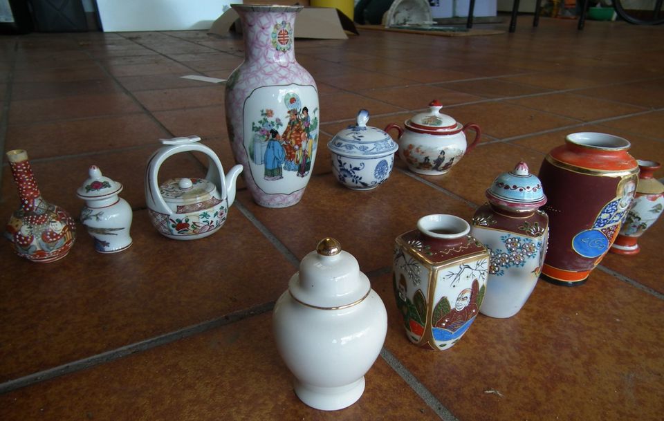 Mehrteilige Asia -/ China - Sammlung (Vasen, Krüge, etc.) in Langgöns