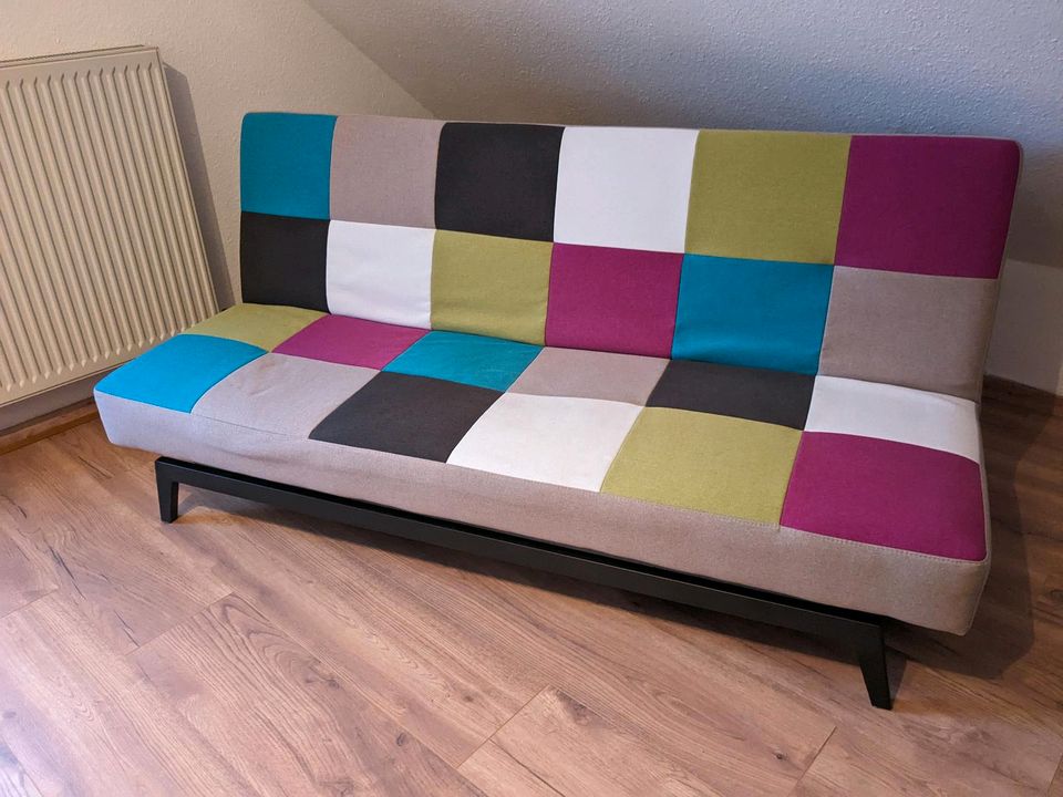 Sofa/Couch bunt kariert mit Schlaffunktion in Löhne