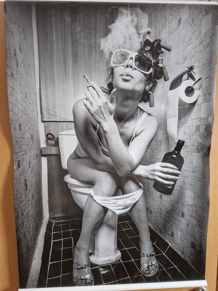Wandposter 61 x 91,5cm - Frau auf Toilette in Langenhagen