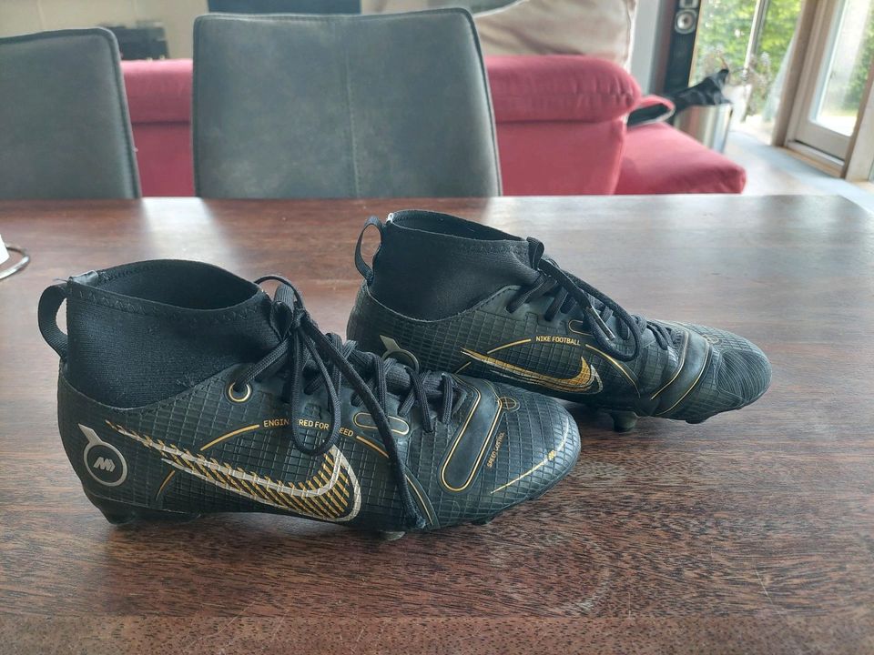 Nike, Fußballschuhe. Gr. 35. Schwarz mit 'Socke'. in Einhausen