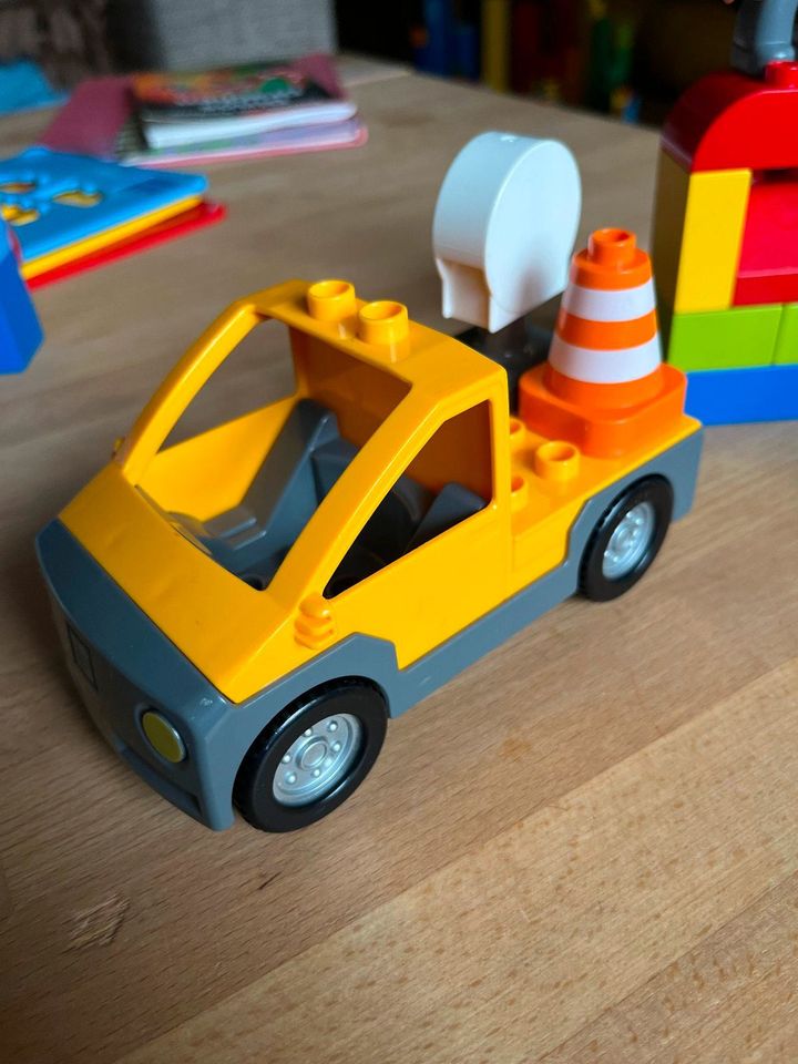 Lego Duplo Auto mit Mechaniker in Köln