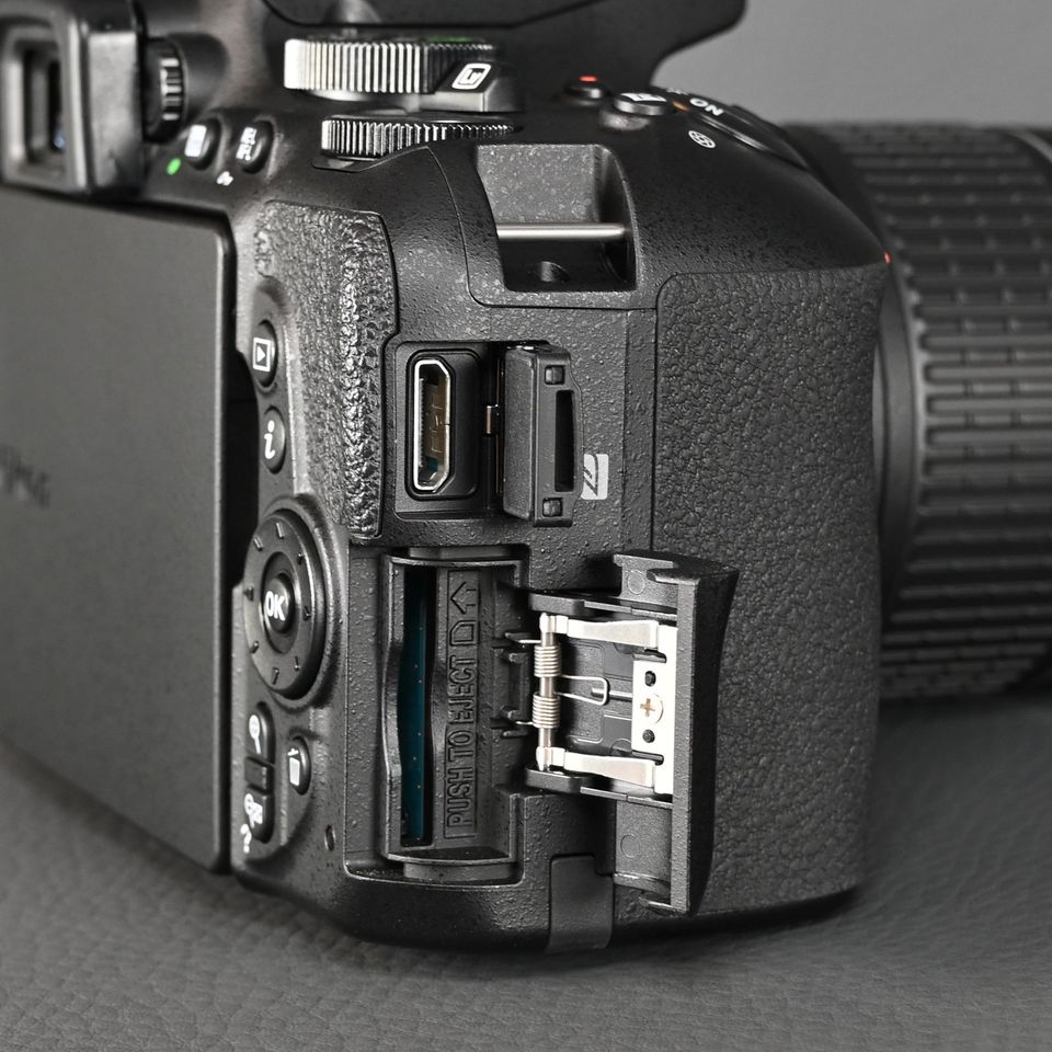 Nikon D5600 + AF-P 18-55mm VR in Marburg