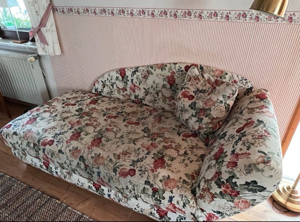 Sofa mit Blumen in Nagel