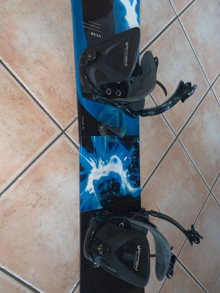 Snowboardset mit Snowboard, Tasche und Schuhen. in Niederrieden