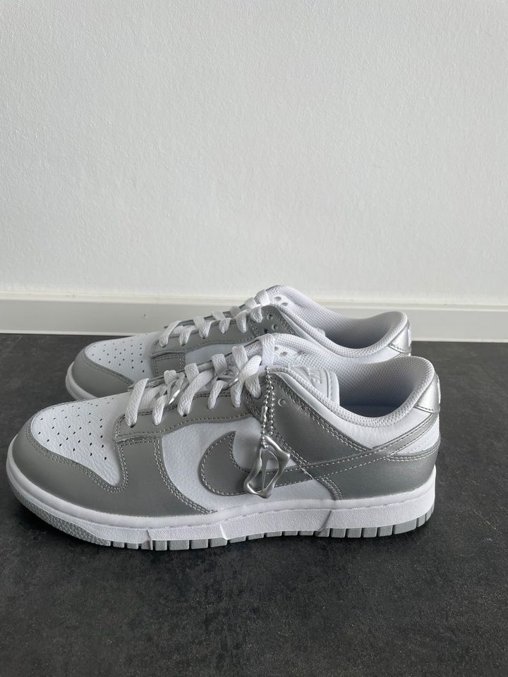 Dunk low Metallic Silver Gr. 36, 36,5, 38,5, in Nürtingen