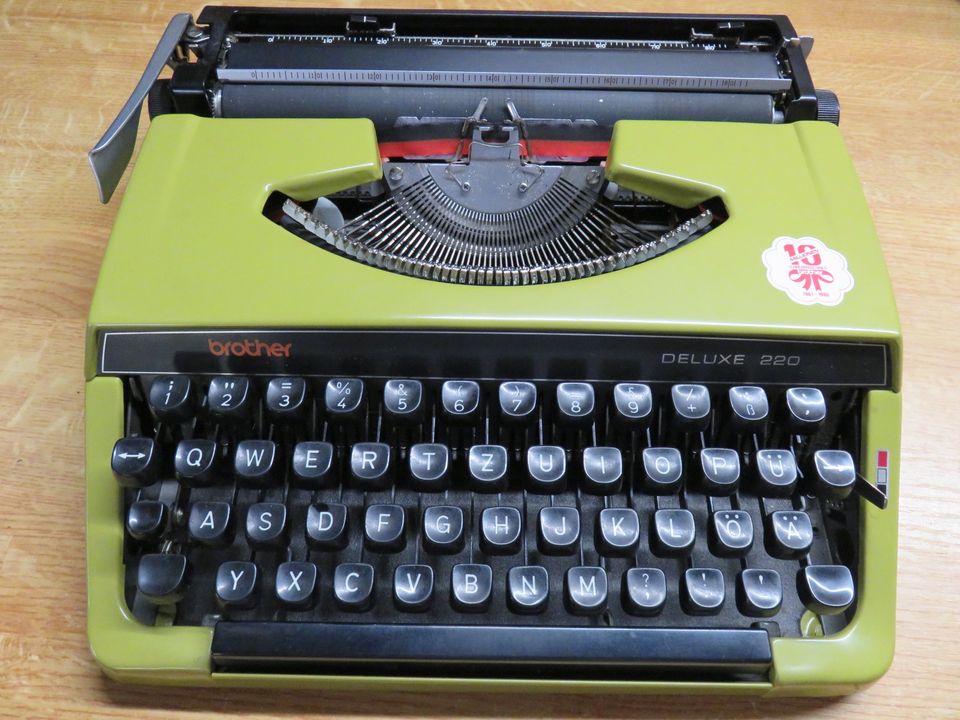 Brother Deluxe 220 Schreibmaschine Retro, Vintage in Viöl