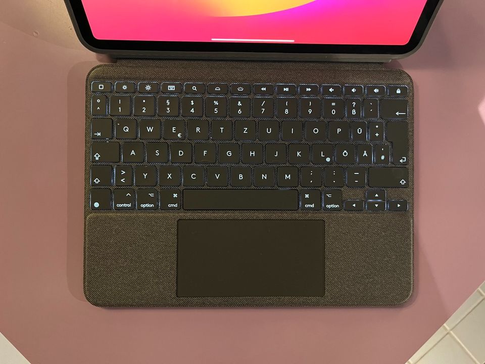 iPad Pro 11“ (2022) 256gb + LogiTech Keyboard in Berlin