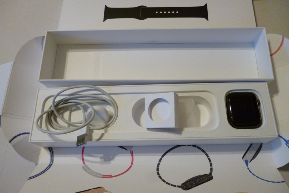 Apple Watch Serie 4 Cellular 44mm Space Grey plus Zubehör in Bad Zwischenahn
