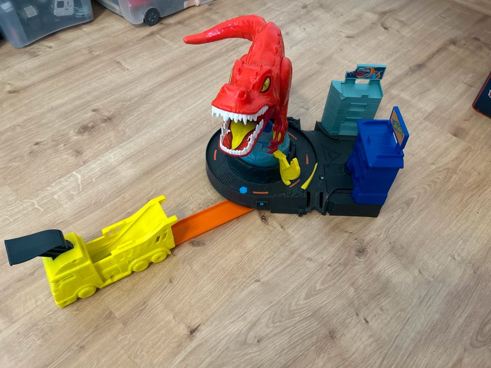 Hot Wheels Rennbahn Dinosaurier T-Rex Attacke Mattel GWT32 City in Luisenthal
