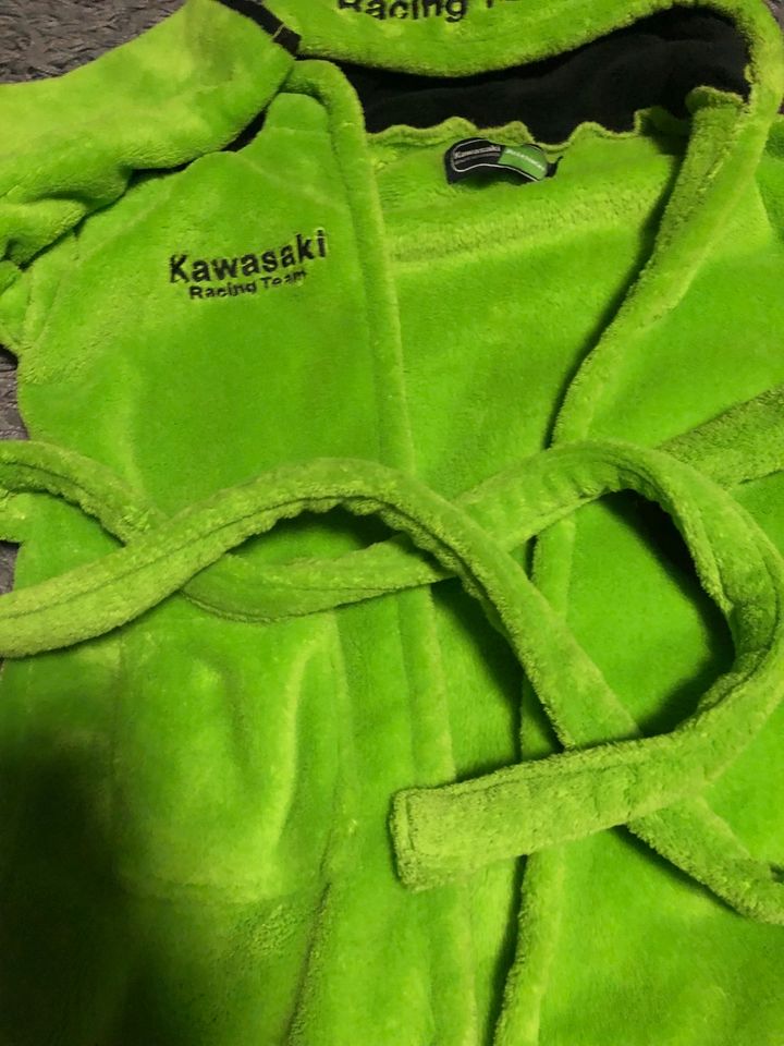 Bademantel Kawasaki Giftgrün Kinder 140 in Schloß Holte-Stukenbrock