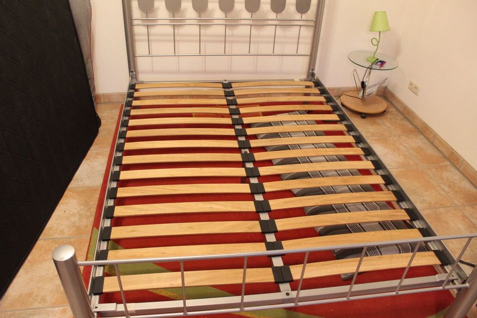 Schönes Bett ( Gästebett ) mit Matratze zu verkaufen in Berg