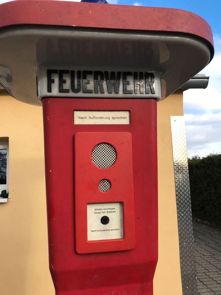 Notrufsäule Feuerwehr eiserne Mann 60 Jahre Oldtimer Deko in Augsburg