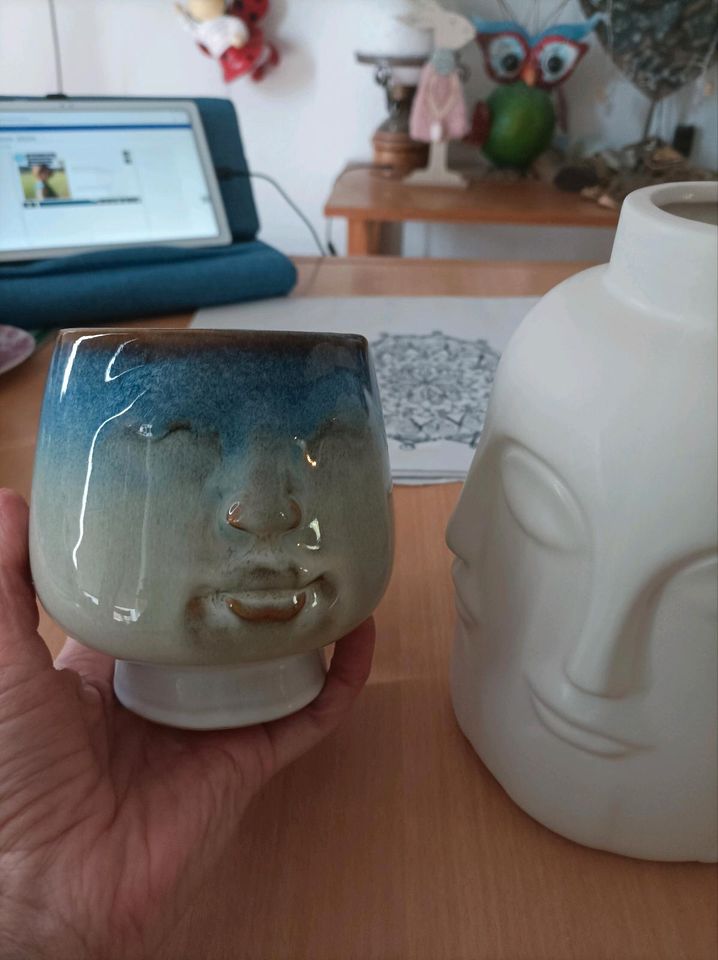 2 Gesichter Vasen bzw. 1x Gesichter Vase weiß+1x Blumentopf blau in Gievenbeck