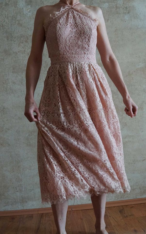 Schönes Spitzenkleid, rosé, von asos in Leipzig