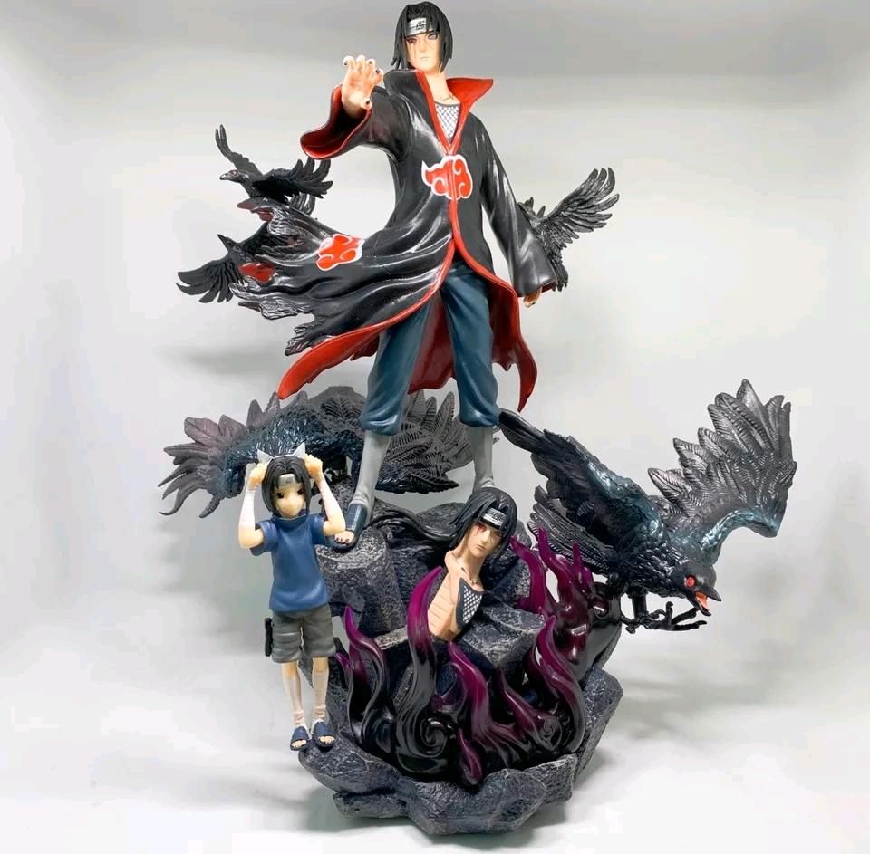 Itachi Uchiha mit Sasuke Uchiha Figur in Denzlingen