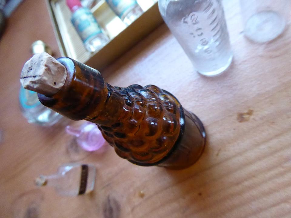 alte Sammelflaschen Kölnich Wasser mit Skala für Kaufladen in Herbsleben