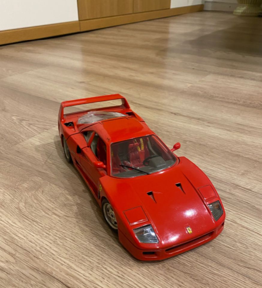 Ferrari F40 (1987) - Maßstab 1:18 - Bburago in Konstanz