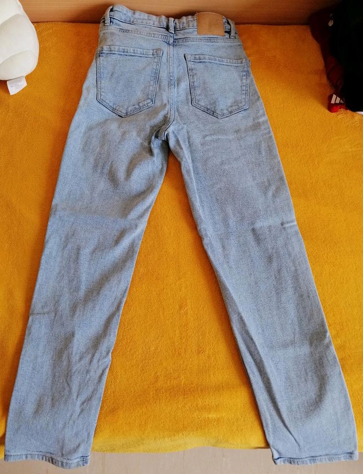 *NEU* hellblaue Jeans Stradivarius Größe 34 Mom slim fit in Gießen