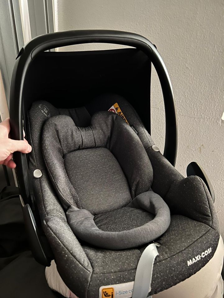 2 Auto Kindersitze für Babys und dann Kleinkind Maxi Cosi in Leipzig