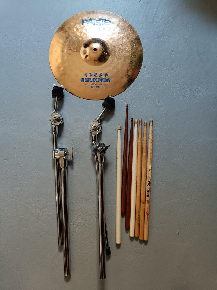 Dixon Schlagzeug Rack mit 6 Klammern, zwei Beckenhaltern etc. in Neuhausen