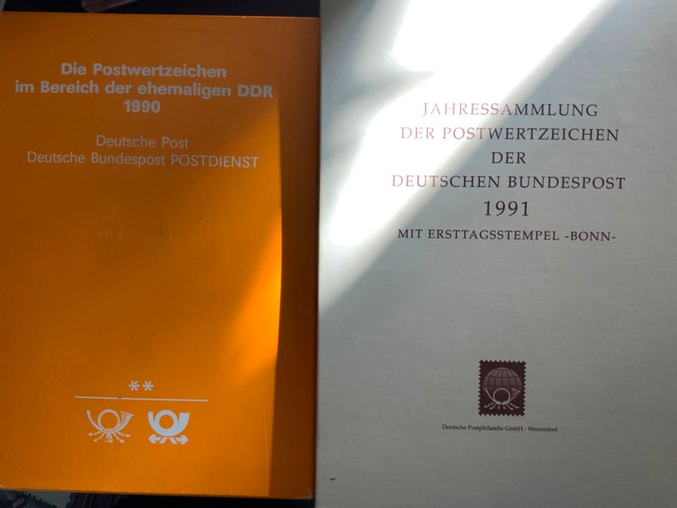 DDR Die Postwertzeichen Jahrbuch der Deutschen Post, je 10 € in Freiburg im Breisgau