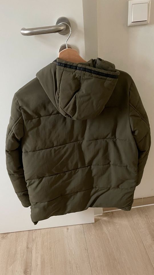 Jungen Winterjacke Tommy Hilfiger Gr. 152 Khaki in Bochum