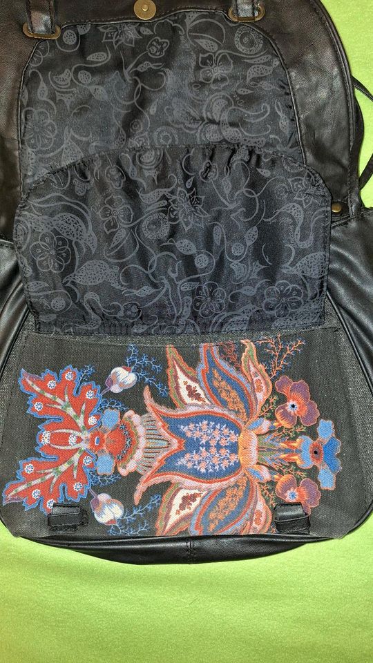 Desigual Handtasche, "I want a dream", schwarz mit Blumenmuster in Groß-Umstadt