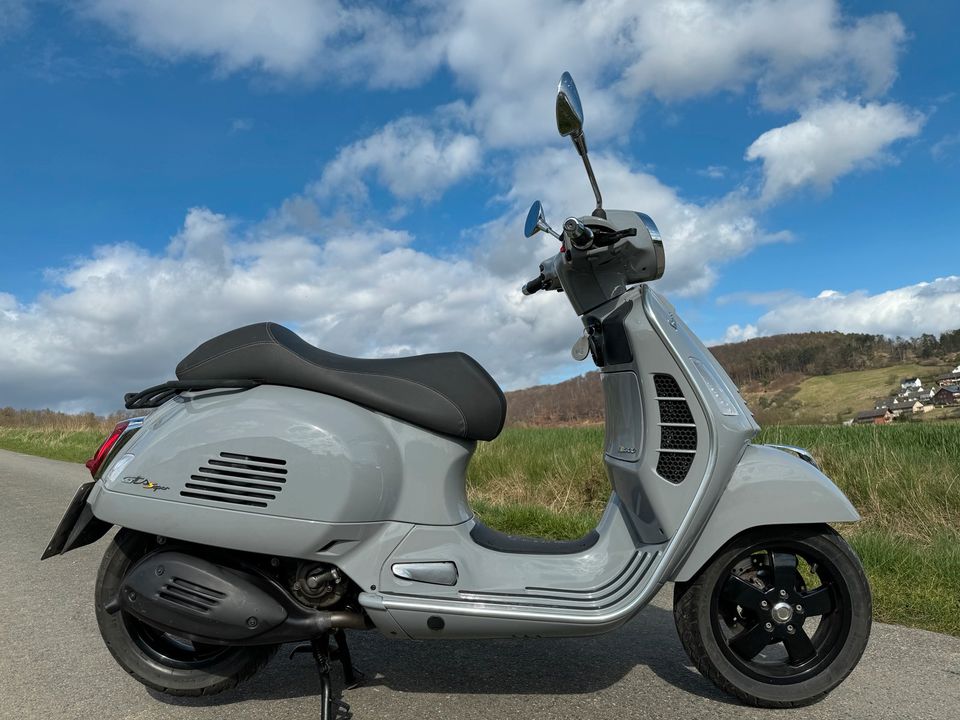 VESPA GTS 300 HPE SUPERTECH MATERIA GRAU in Höxter