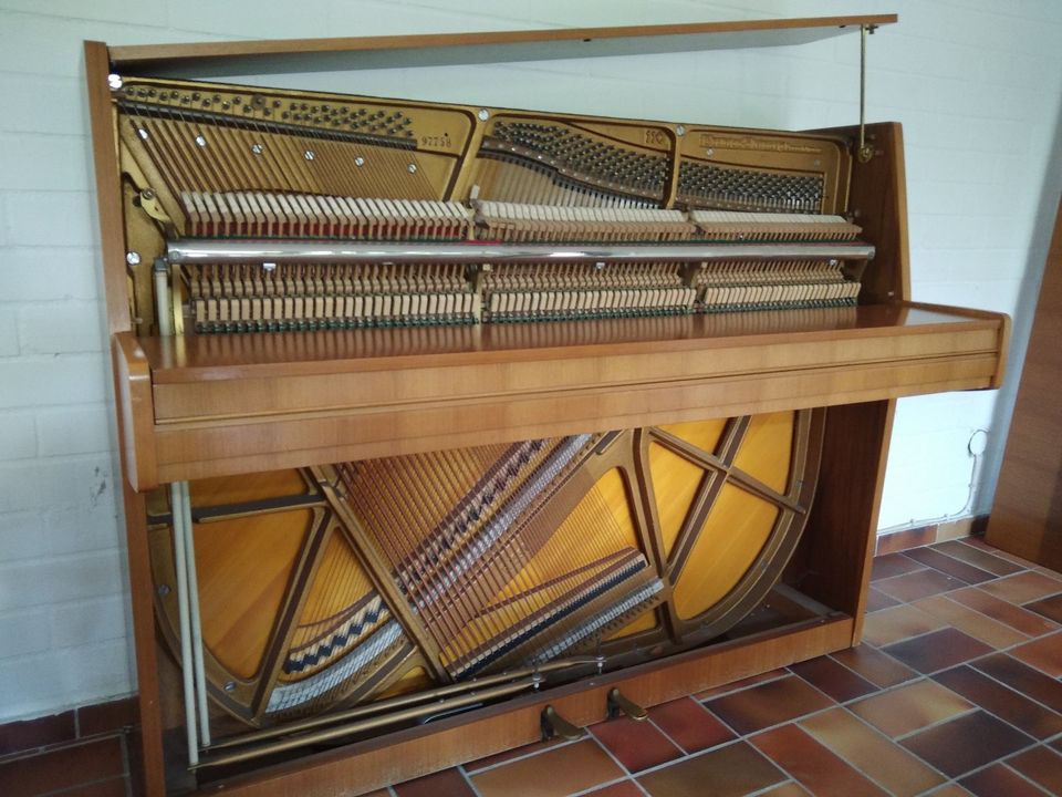 Grotrian-Steinweg Klavier - Modell 110 in Nußbaum - Baujahr 1967 in Essen