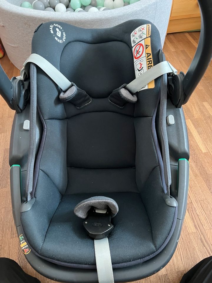 Maxi Cosi Coral Essential Graphite mit Family Fix 3 in Priesendorf