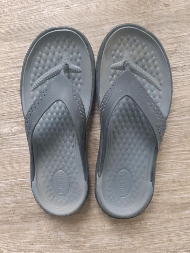 Crocs literide flip flops Schwarz grau 42 /43 in Samerberg