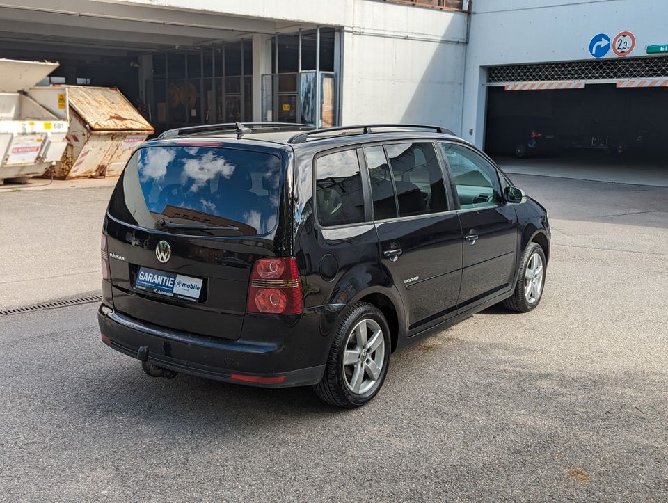 Volkswagen Touran 1,6/7.Sitzer/Navi/MfL/Temp/Klimaauto/AHK in Reutlingen