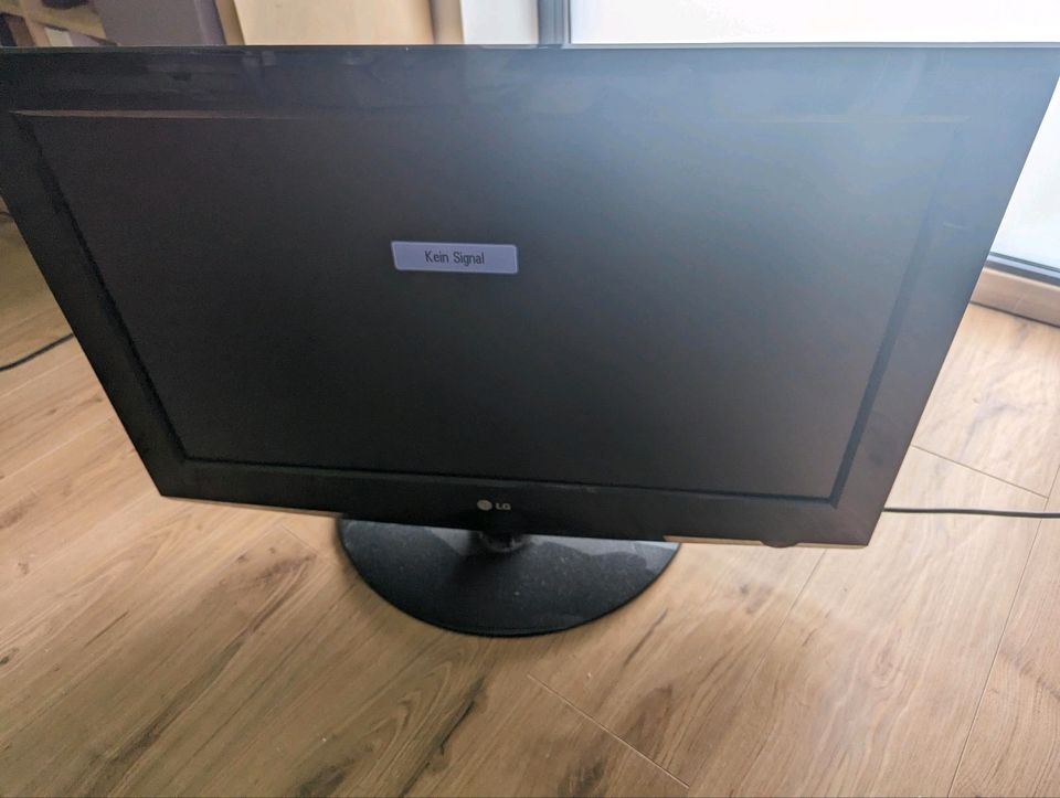 LG 32 Zoll Fernseher in Vöhl