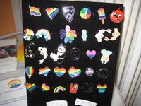 Pin Button Regenbogen Armband Kette LGBT * bei FINN'S Berlin - Wilmersdorf Vorschau