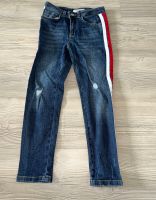 Zara Kids Jeans im Used look mit Seitenstreifen, Gr. 140, gut Niedersachsen - Wolfenbüttel Vorschau