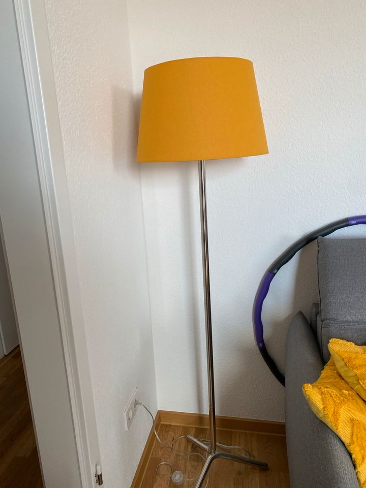 Stehlampe mit Lampenschirm in Landau in der Pfalz
