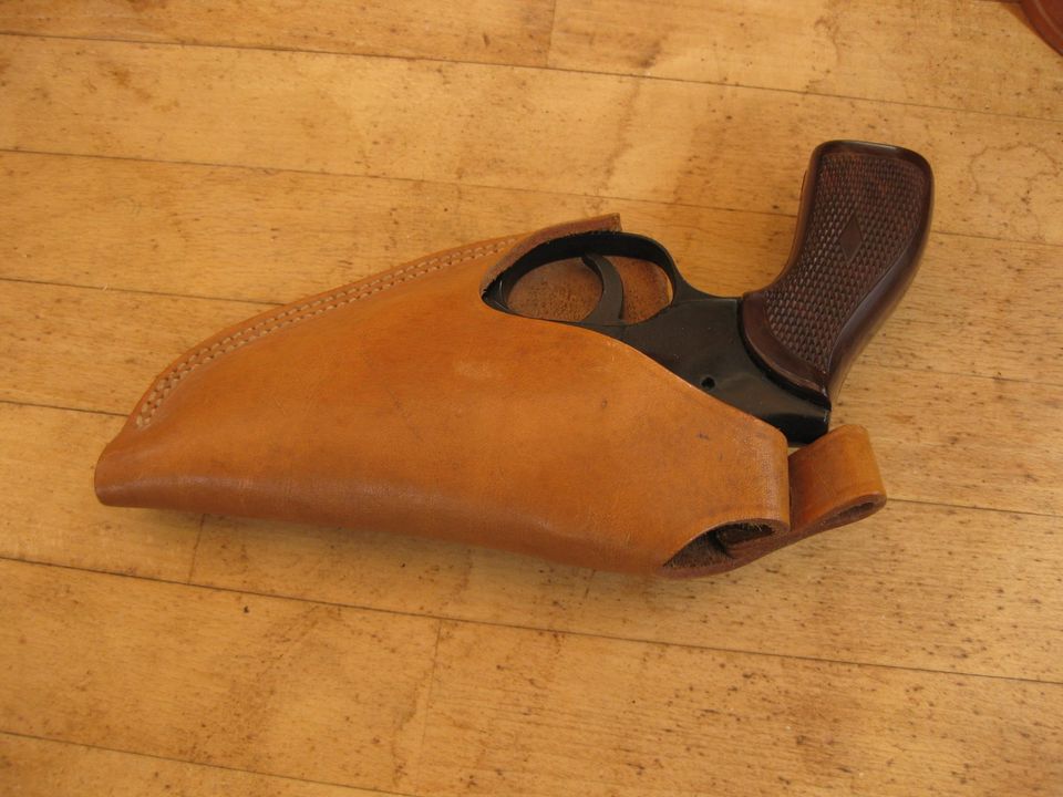 Holster aus dickem Rindleder, 19cm, mit Sicherungsclip, wenig geb in Söhlde