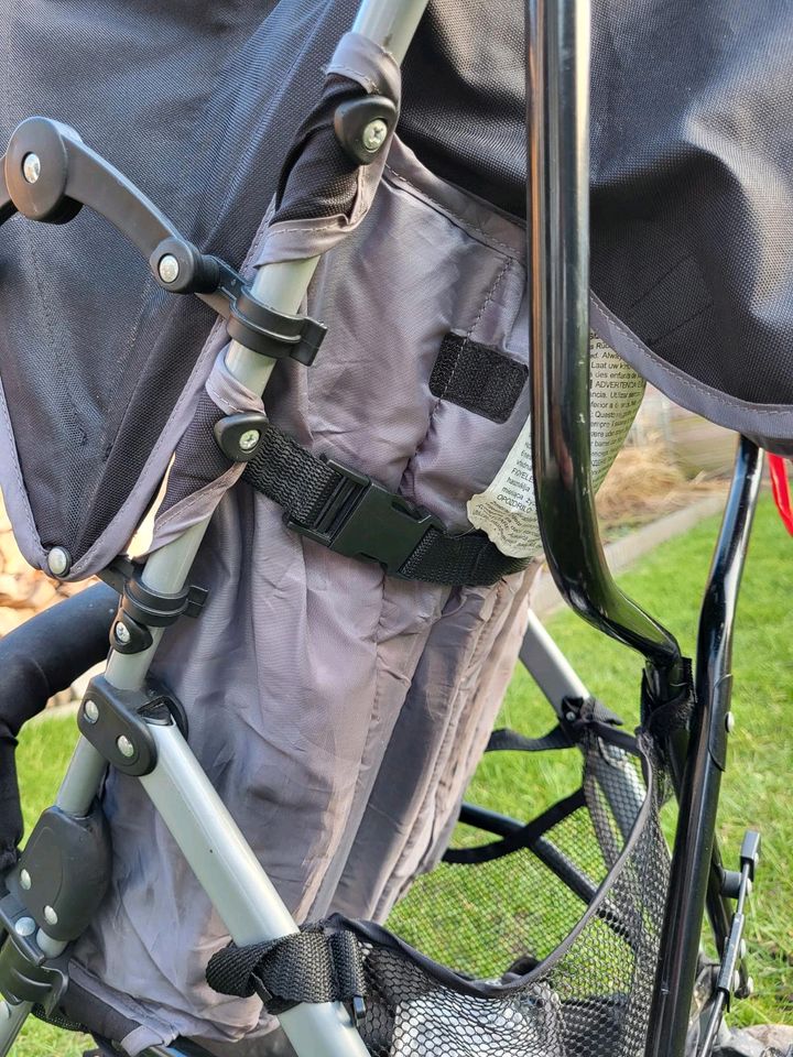 Buggy mit verstellbarer Rückenlehne und Regencape in Roggentin (bei Rostock)