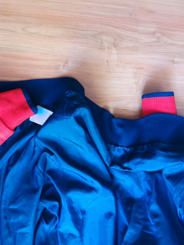 Rote ,gerne getragene Adidas Jacke in Größe XS in Bonn