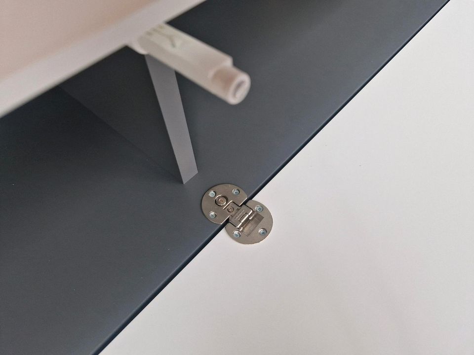 Fotomodell Lowboard Slim 240 cm weiß lackiert für Wandmontage in Nahe