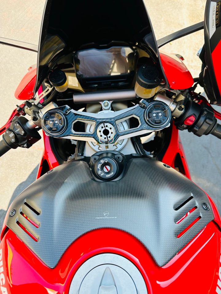 Ducati Panigale V4 Special Design 3400km!! in Trostberg