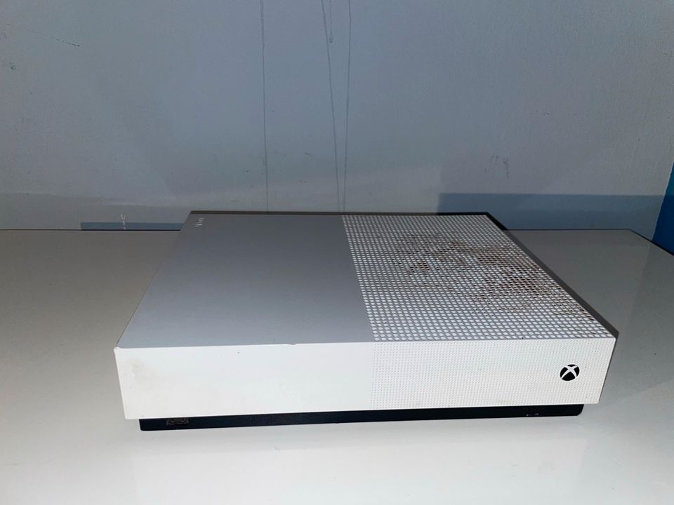 Xbox one s + 2 Controller in Hamburg