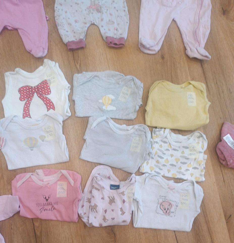 Klamotten Mädchen gebraucht, Größe 50/56, Bodys, Shirt, etc. in Friedeburg