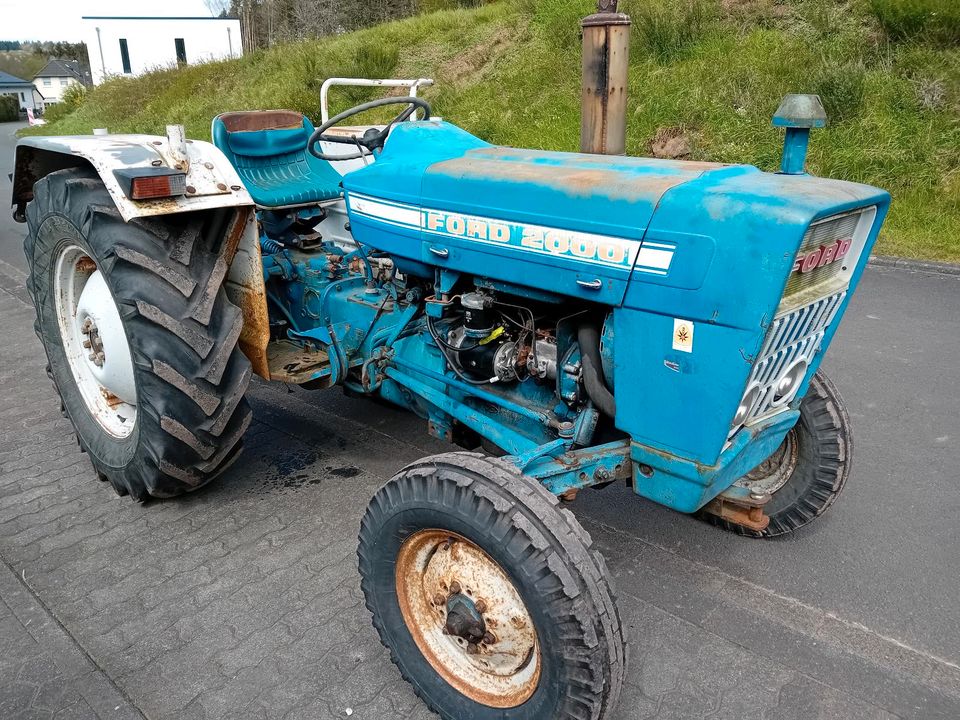 Ford Traktor 2000 in Balesfeld