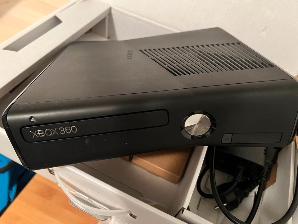 Xbox 360 slim in Hülben