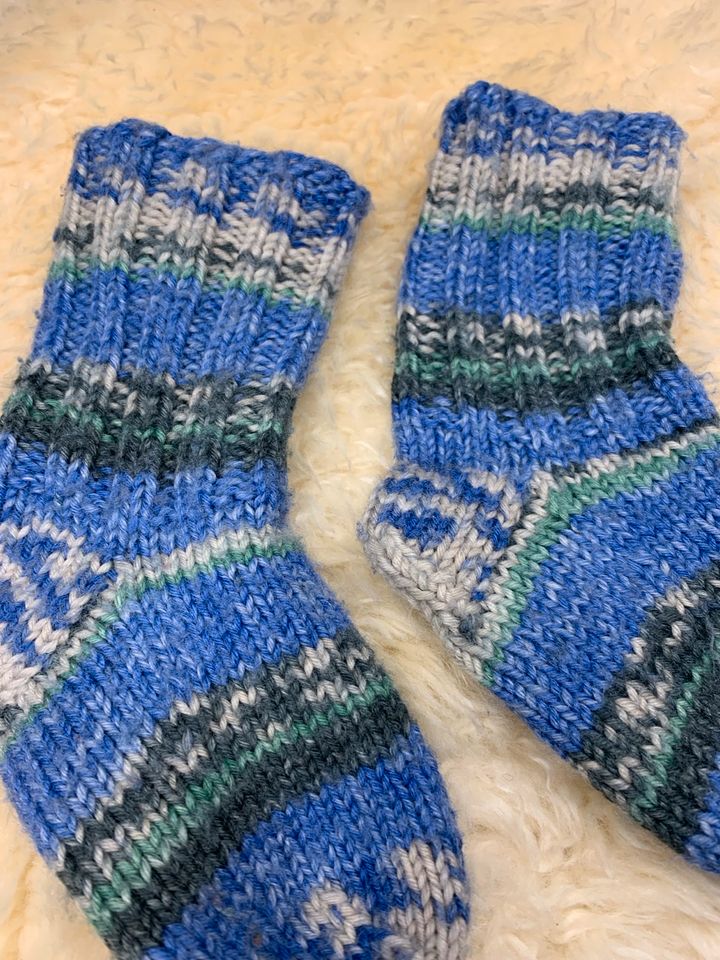 Socken handmade Stricksocken Kleinkind in Griesheim