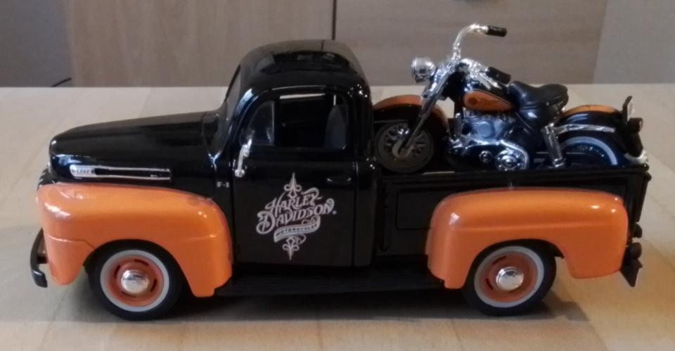 Ford F-1 Pick-Up 1948 + Harley Davidson Duo Glide Custom 1:24 in Babenhausen