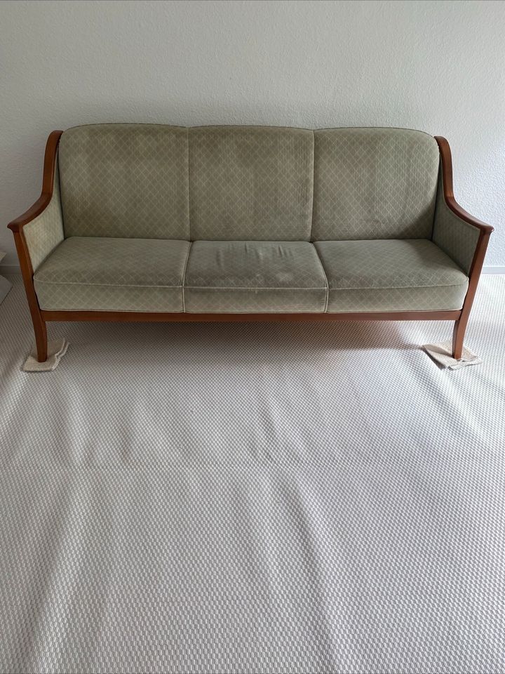 Vintage-Schlaf-Couch + 2 Sessel in Berlin