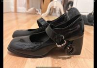 Mary Jane Absatzschuhe Schwarz mit glänzender Lackoberfläche Stuttgart - Stuttgart-Nord Vorschau